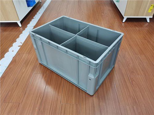 Teške plastične kante s poklopcima